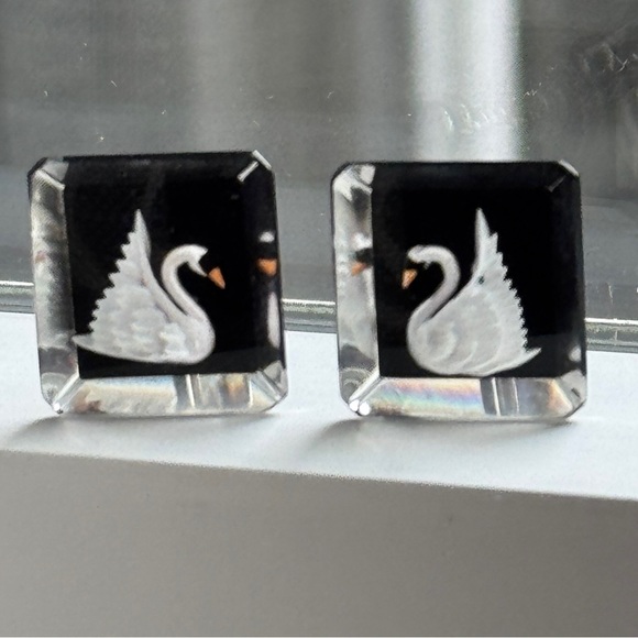 Vintage Black and White Swan Lucite Earrings - Picture 4 of 14